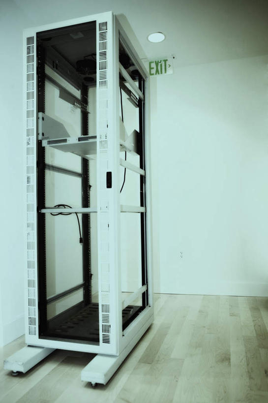 无人,竖图,室内,白天,正面,电脑,地板,柜子,静物,网络,英文,标志,文字,字符,字母,墙,地面,储物柜,输入设备,通讯设备,标识,开关,木地板,墙壁,墙面,按钮,台式电脑,英文字母,光驱,主机,机箱,储存,通信设备,光盘驱动器,储备,蕴藏,贮备,彩图,贮存