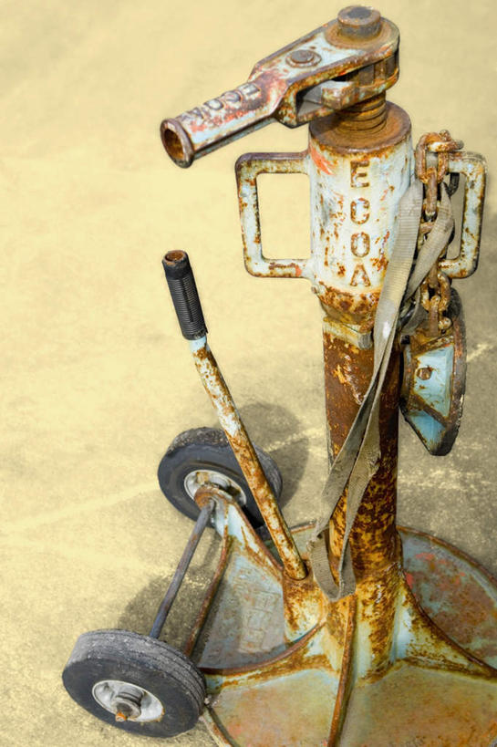 无人,竖图,俯视,室外,特写,白天,农业,汽车,静物,一辆,英文,标志,文字,字符,字母,标识,车,黑色,轮胎,交通工具,机械,橡胶,英文字母,载具,橡胶制品,车胎,交通运输,农用机械,彩图,高角度拍摄,外胎