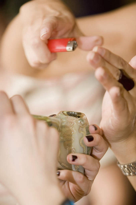 西方人,手,两个人,伙伴,朋友,竖图,室内,特写,白天,正面,友谊,香烟,欧洲,欧洲人,握,朦胧,模糊,装饰,拿,指甲油,拿着,装饰品,饰品,手链,首饰,手部,打火机,烟,握着,手镯,华丽,修饰,点缀,镯子,衬托,美观,雅致,雅观,取火装置,小型取火装置,友情,女人,女性,中年女性,白种人,卷烟,烟草,纸烟,半身,彩图