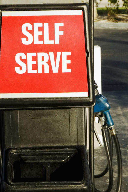 无人,竖图,室外,白天,正面,阴影,光线,英文,标志,文字,影子,字符,字母,标识,一个,阳光,加油站,单个,英文字母,加油枪,计量加油枪,输油枪,油枪,彩图,补充站,公共加油站,汽车加油站