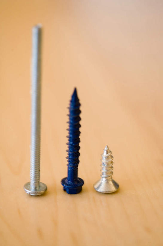 无人,竖图,俯视,室内,特写,白天,地板,静物,金属制品,一排,连接,组合,整齐,金属,工具,地面,木地板,排列,三个,链接,五金,紧固,队列,拼接,拼凑,螺钉,拼合,凑集,聚合,撮合,链结,牢固,彩图,高角度拍摄