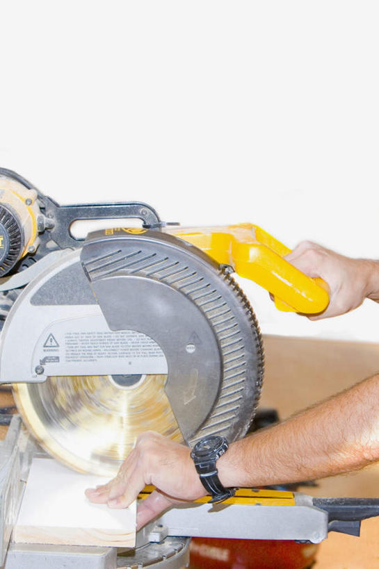 西方人,手,一个人,竖图,室内,特写,白天,侧面,欧洲,欧洲人,双手,仅一个男性,仅一个人,仅一个中年男性,握,时间,工具,木材,时钟,手表,拿,计时,拿着,木柴,钟表,手部,表,握着,木料,锯子,腕表,电锯,圆锯,切割,锯,锯片,动力锯,男人,男性,中年男性,白种人,钟,半身,彩图,割