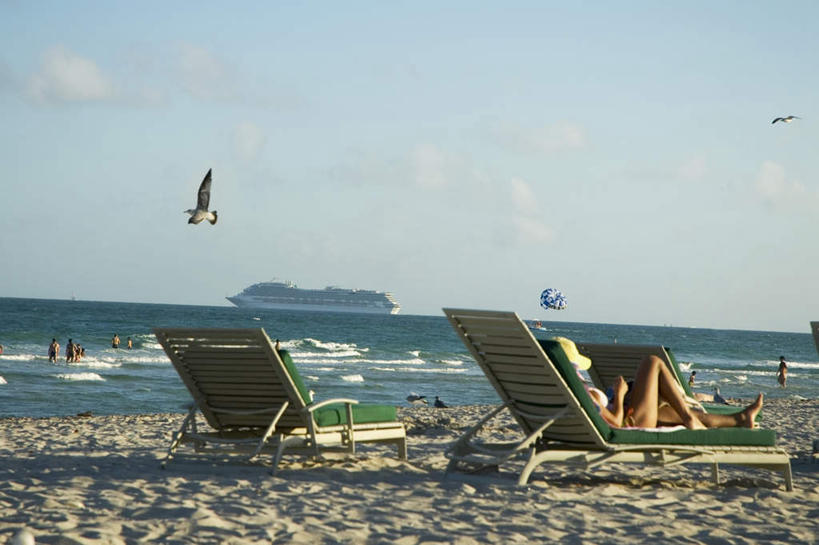 西方人,一个人,躺,横图,室外,白天,侧面,泳装,比基尼,旅游,度假,海浪,海洋,美景,沙滩,船,鸟,椅子,欧洲,欧洲人,仅一个年轻女性,仅一个女性,仅一个人,飞翔,伸展,张开,展翅,阴影,飞行,光线,翅膀,鸟类,沙子,影子,躺椅,海岸,景观,浪花,水平线,云,云朵,辽阔,海平线,沙地,翱翔,云彩,娱乐,飞,游轮,游船,蓝色,白云,蓝天,天空,阳光,自然,海水,交通工具,天,享受,休闲,广阔,景色,放松,晴朗,一望无际,沙滩椅,自然风光,载具,海景,张开翅膀,旅游船,无边无际,一马平川,展开翅膀,卧着,年轻女性,女人,女性,白种人,大海,风浪,海,海水的波动,海滩,近岸浪,涌浪,晴空,躺着,卧,彩图,全身,三点式,泳衣,水天相接,水天一线