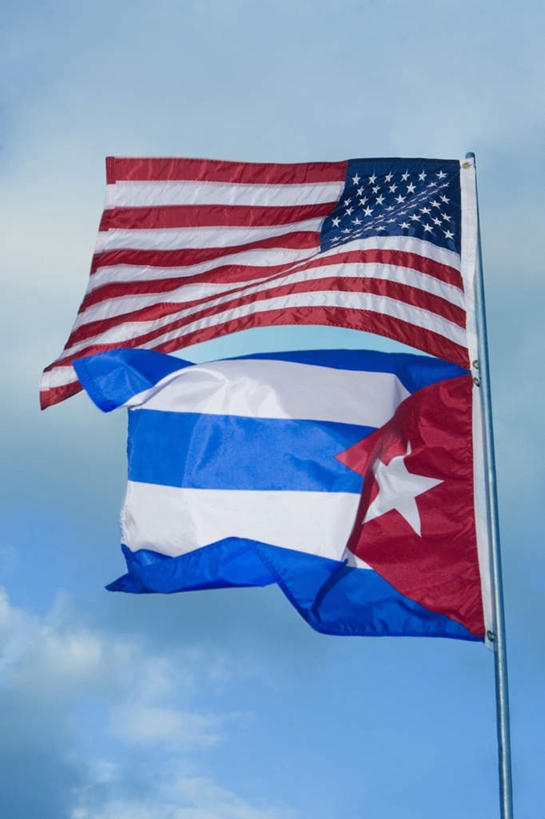 无人,竖图,室外,特写,白天,仰视,旗帜,国旗,两面,阴影,条纹,飘扬,光线,影子,云,星星,云朵,云彩,星条旗,红色,蓝色,白云,蓝天,天空,阳光,天,星形,美国国旗,晴朗,飘逸,飞扬,五角形,旗,晴空,五角星,彩图,低角度拍摄,美利坚合众国国旗