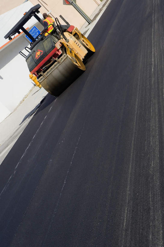 西方人,一个人,建筑工人,坐,竖图,室外,白天,正面,技术,道路,建筑,路,公路,欧洲,欧洲人,仅一个男性,仅一个人,仅一个中年男性,一辆,阴影,服装,光线,影子,交通,车,施工,工人,衣服,阳光,交通工具,驾驶,行驶,机械,工程车,服饰,压路机,操纵,控制,工程,衣着,穿着,载具,操控,把持,交通运输,衣饰,工作车,施工车,压路车,男人,男性,中年男性,白种人,马路,建筑工,坐着,彩图,全身