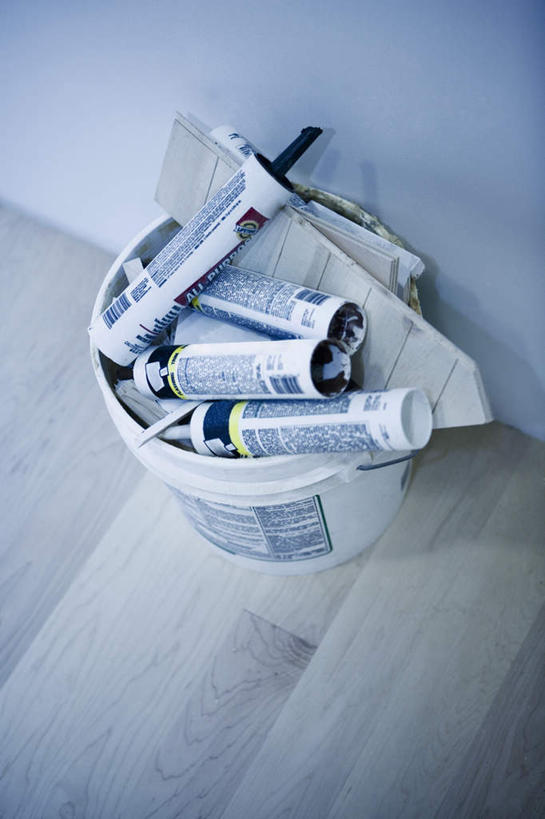 无人,竖图,俯视,室内,特写,白天,地板,静物,一堆,许多,阴影,堆叠,堆积,反射,工具,桶,影子,塑料,墙,地面,很多,设备,木地板,墙壁,墙面,一个,容器,塑料制品,单个,储藏,堆,塑料桶,储存,密封,装置,填缝枪,彩图,高角度拍摄,贮存