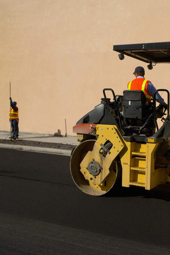 西方人,两个人,伙伴,朋友,建筑工人,站,坐,竖图,室外,白天,工作服,制服,友谊,合作,团队,技术,日落,道路,建筑,路,公路,欧洲,欧洲人,一辆,服装,晚霞,霞光,落日,交通,车,施工,工人,背面,衣服,黄昏,交通工具,驾驶,行驶,站着,机械,工程车,彩霞,战略,服饰,压路机,操纵,控制,工程,衣着,穿着,载具,操控,联合,合谋,把持,交通运输,工作制服,衣饰,工作车,施工车,夕照,压路车,配合,协作,男人,男性,中年男性,白种人,夕阳,马路,建筑工,站立,坐着,彩图,全身,工作套服,安全服,反光背心,反光服,反光衣,斜阳