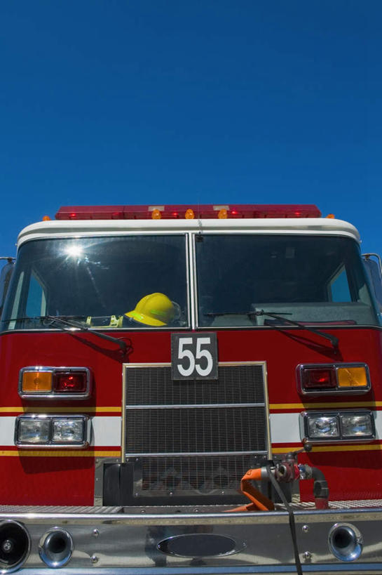 无人,竖图,室外,白天,仰视,安全,窗户,汽车,救火车,照明,一辆,阴影,光线,标志,数字,文字,影子,雨刷器,字符,雨刷,标识,玻璃窗,车,灯,红色,蓝色,蓝天,天空,阳光,车窗,灯具,交通工具,天,阿拉伯数字,晴朗,消防,雨刮器,照亮,照明设备,载具,灭火,前照灯,前大灯,万里无云,车前灯,刮雨器,晴空,晴空万里,消防车,彩图,低角度拍摄,灭火车