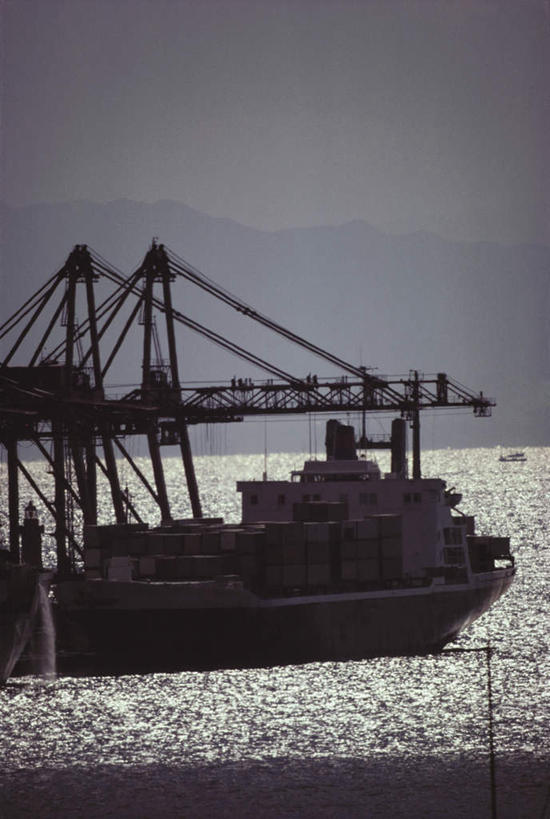 无人,竖图,室外,白天,正面,度假,海浪,海洋,美景,城市风光,城市,船,日本,亚洲,阴影,光线,影子,景观,浪花,背光,娱乐,阳光,海水,交通工具,享受,休闲,景色,放松,载具,货船,逆光,海景,东亚,本州,本州岛,日本国,近畿地方,近畿,兵库,兵库县,神户,神户市,神戸,县厅,神戸市,大海,风浪,海,海水的波动,近岸浪,涌浪,彩图,商船