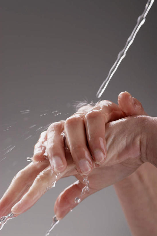 西方人,手,一个人,竖图,室内,特写,白天,正面,水,欧洲,欧洲人,双手,仅一个年轻女性,仅一个女性,仅一个人,飞溅,灰色背景,溅,液体,水滴,水珠,手部,摄影,影棚,喷洒,荡涤,洗濯,年轻女性,女人,女性,白种人,清洗,半身,彩图,影棚拍摄,拍摄