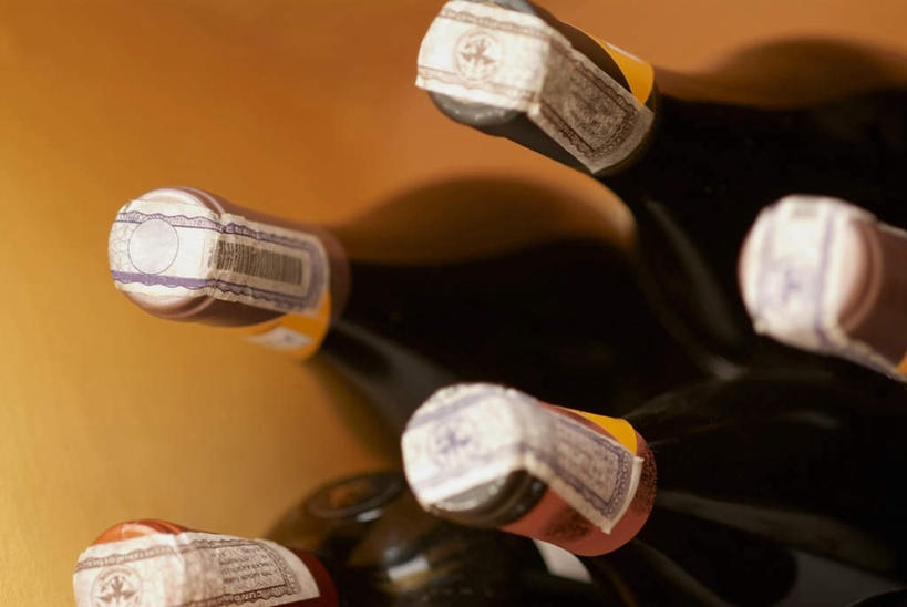 红酒,葡萄酒,无人,横图,俯视,室内,特写,白天,五个,许多,阴影,朦胧,模糊,反射,影子,酒类,红酒瓶,玻璃制品,酒,酒瓶,饮料,玻璃瓶,瓶子,红葡萄酒,葡萄酒瓶,彩图,高角度拍摄