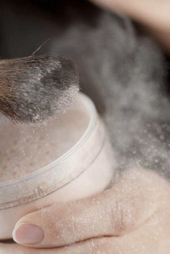 西方人,手,指甲,一个人,竖图,室内,特写,白天,正面,欧洲,欧洲人,仅一个年轻女性,仅一个女性,仅一个人,握,朦胧,模糊,粉末,拿,拿着,化妆刷,刷子,手部,粉,握着,腮红刷,单手,美容工具,彩妆刷,化妆工具,粉状,粉剂,年轻女性,女人,女性,白种人,手指甲,半身,彩图