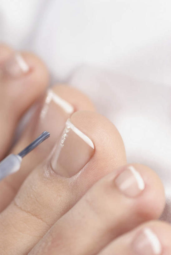 西方人,腿部,脚,脚趾,脚趾甲,腿,一个人,竖图,室内,特写,白天,正面,欧洲,欧洲人,仅一个年轻女性,仅一个女性,仅一个人,装饰,指甲油,光脚,赤脚,华丽,修饰,点缀,衬托,美观,雅致,雅观,年轻女性,女人,女性,白种人,脚指甲,半身,彩图