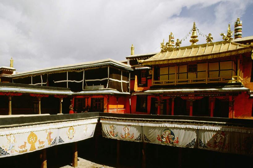 东方人,寺庙,横图,室外,白天,正面,旅游,度假,名胜古迹,标志建筑,地标,建筑,雕塑,中国,亚洲,阴影,节日,遗迹,艺术,装饰,光线,雕刻,雕像,影子,云,云朵,燃烧,云彩,黄种人,古迹,文化,文物,娱乐,建设,古建筑,拉萨,西藏,蓝色,白云,蓝天,天空,阳光,香火,工艺品,庙宇,天,祈祷,享受,休闲,健康,旅游胜地,放松,许愿,宗教,信仰,晴朗,纪念,祈求,美术,主题,藏,陈列,古文明,东亚,西藏自治区,八角街,首府,中华人民共和国,大昭寺,西南地区,功能,美学,拉萨市,八廓街,平安,亚洲人,晴空,半身,彩图,庙,寺