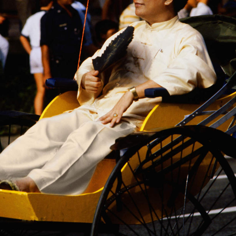 东方人,一个人,坐,方图,室外,白天,正面,民族服装,爱情,亚洲,仅一个男性,仅一个人,仅一个中年男性,一辆,握,阴影,服装,光线,扇子,影子,折扇,纸扇,黄包车,浪漫,清凉,拿,拿着,黄种人,凉爽,文化,装饰品,衣服,阳光,戒指,饰品,手链,首饰,人力车,恩爱,握着,服饰,手镯,信物,权利,衣着,穿着,镯子,撒扇,手饰,衣饰,男人,男性,中年男性,亚洲人,坐着,半身,彩图,传统服装,民俗服,传统文化