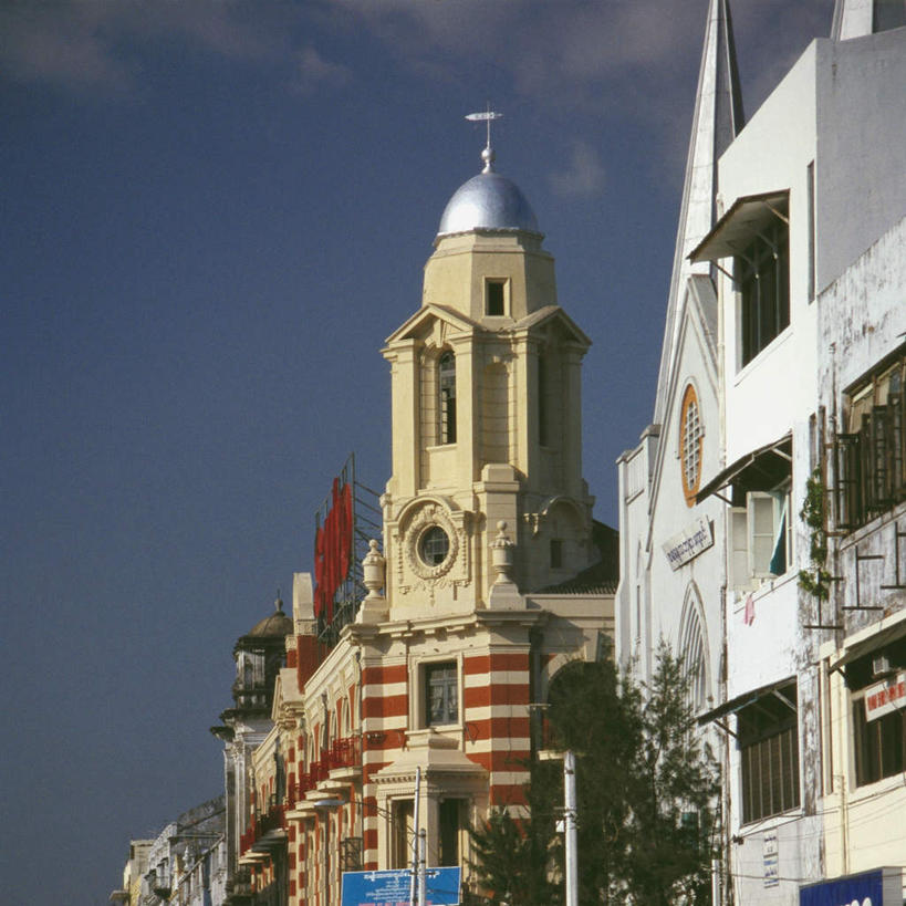 无人,家,方图,室外,白天,仰视,度假,美景,植物,窗户,城市风光,城市,路灯,照明,缅甸,亚洲,阴影,光线,影子,房屋,墙,屋子,景观,云,云朵,公寓,灯光,云彩,娱乐,洋房,楼房,玻璃窗,墙壁,墙面,住宅,灯,树,树木,蓝色,绿色,白云,蓝天,天空,阳光,自然,天,享受,休闲,景色,放松,东南亚,生长,晴朗,成长,照亮,照明设备,缅甸联邦,晴空,彩图,低角度拍摄,房子,仰光,仰光省