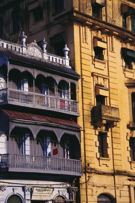 无人,家,栏杆,露台,竖图,室外,白天,仰视,度假,美景,窗户,阳台,城市风光,城市,缅甸,亚洲,阴影,光线,影子,房屋,墙,屋子,景观,公寓,围栏,娱乐,洋房,护栏,楼房,玻璃窗,墙壁,墙面,住宅,阳光,享受,休闲,景色,放松,东南亚,缅甸联邦,彩图,低角度拍摄,房子,露天阳台,仰光,仰光省