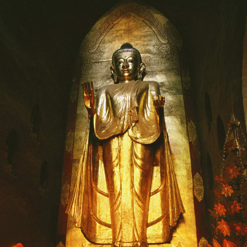 东方人,一个人,无人,寺庙,站,方图,室内,白天,正面,民族服装,旅游,度假,名胜古迹,标志建筑,地标,建筑,雕塑,缅甸,亚洲,仅一个男性,仅一个人,仅一个中年男性,服装,节日,遗迹,艺术,装饰,雕刻,雕像,燃烧,黄种人,古迹,文化,文物,娱乐,建设,古建筑,衣服,香火,工艺品,庙宇,祈祷,站着,享受,休闲,健康,旅游胜地,放松,许愿,宗教,服饰,东南亚,信仰,纪念,祈求,美术,衣着,穿着,主题,陈列,古文明,蒲甘,缅甸联邦,功能,美学,衣饰,阿难寺,阿难陀塔寺,平安,男人,男性,中年男性,亚洲人,站立,彩图,全身,传统服装,民俗服,庙,寺