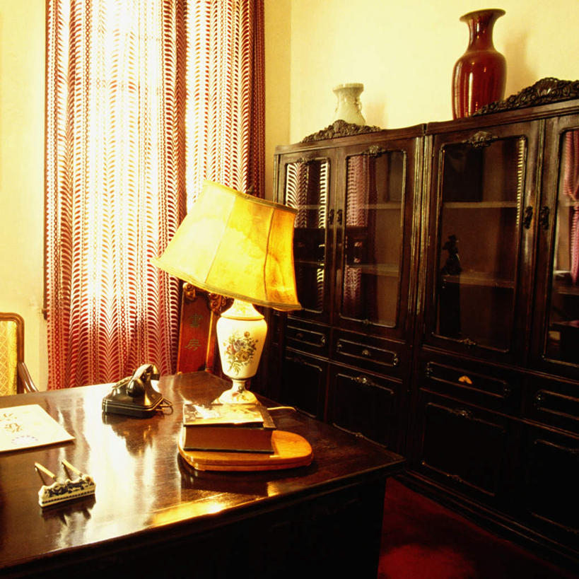 无人,办公室,打电话,方图,室内,白天,正面,旅游,度假,窗户,窗帘,柜子,家具,台灯,桌子,标志建筑,地标,建筑,电话,椅子,照明,南京,钟山,中国,亚洲,装饰,材料,档案,文件,办公桌,木椅,墙,灯光,娱乐,通讯设备,建设,江苏,玻璃窗,墙壁,墙面,灯,帘子,话筒,资料,灯具,享受,休闲,遮阳,电话线,旅游胜地,放松,华丽,修饰,照亮,点缀,固定电话,照明设备,文档,档案柜,东亚,江苏省,南京市,中华人民共和国,华东地区,苏,省会,办公家具,衬托,美观,雅致,雅观,玄武,交流,石头城,电话机,沟通,通话,彩图,紫金山,玄武区,四方城,美龄宫