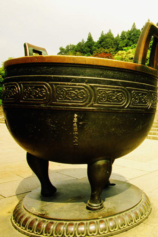 无人,竖图,室外,白天,正面,旅游,度假,植物,标志建筑,地标,建筑,南京,钟山,中国,亚洲,娱乐,建设,江苏,树,树木,一个,绿色,自然,享受,休闲,墓地,旅游胜地,放松,生长,单个,成长,鼎,坟墓,陵墓,用具,器具,坟场,铜器,东亚,江苏省,南京市,中山陵,中华人民共和国,华东地区,苏,省会,玄武,青铜器,石头城,彩图,青铜炊器,青铜鼎,紫金山,玄武区