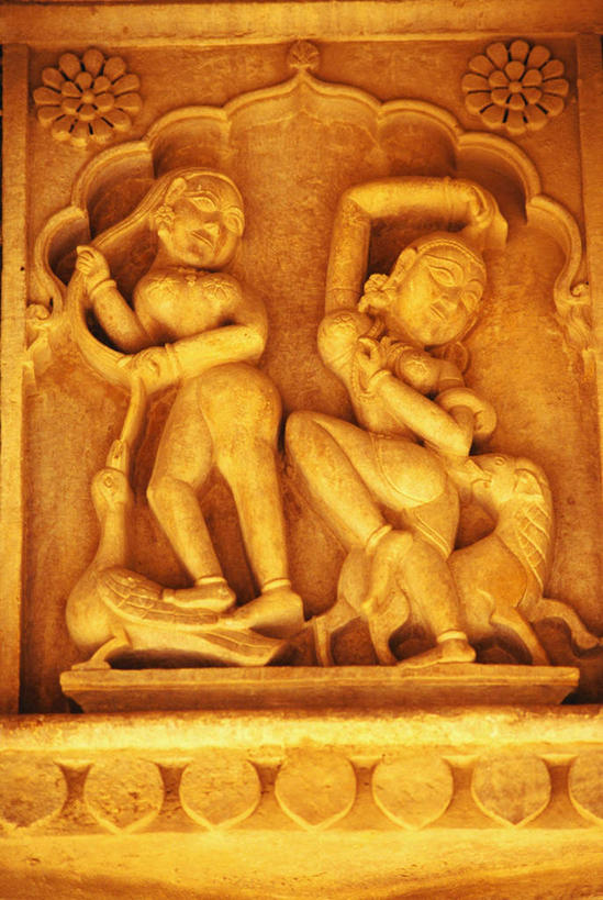 东方人,无人,两个人,站,举,竖图,室外,特写,白天,正面,石头,静物,雕塑,印度,亚洲,艺术,装饰,雕刻,雕像,石子,墙,注视,黄种人,裸露,墙壁,墙面,工艺品,观察,看,托,站着,观看,纪念,美术,察看,关注,主题,南亚,裸,陈列,拉贾斯坦邦,拉贾斯坦,印度共和国,贾沙梅尔,功能,美学,年轻女性,女人,女性,亚洲人,石块,举起,举手,举着,向上举,向上伸,向上托,站立,彩图,全身