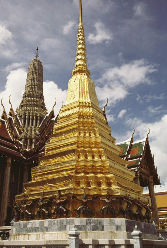 无人,寺庙,竖图,室外,白天,仰视,旅游,度假,名胜古迹,标志建筑,地标,建筑,雕塑,曼谷,泰国,亚洲,阴影,节日,遗迹,艺术,装饰,光线,雕刻,雕像,影子,云,云朵,首都,燃烧,云彩,古迹,文化,文物,娱乐,建设,古建筑,蓝色,白云,蓝天,天空,阳光,香火,工艺品,庙宇,天,祈祷,享受,休闲,健康,金色,旅游胜地,放松,许愿,宗教,东南亚,信仰,晴朗,纪念,玉佛寺,祈求,美术,富贵,主题,陈列,古文明,忠诚,泰王国,大皇宫,功能,美学,富丽,名誉,荣华,曼谷皇宫,平安,晴空,彩图,低角度拍摄,皇宫,庙,寺