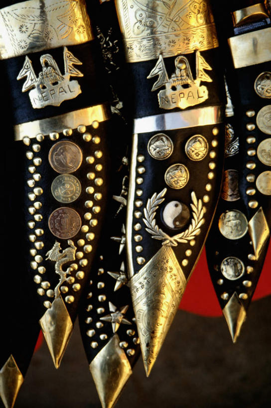 无人,竖图,室内,特写,白天,正面,竞争,静物,尼泊尔,亚洲,对抗,花纹,装饰,冲突,刀具,破坏,刀,武器,战争,华丽,修饰,损坏,点缀,攻击,威胁,对立,矛盾,兵器,南亚,防御,尼泊尔王国,敌对,挫败,斗争,抗拒,抗衡,衬托,美观,雅致,雅观,凶器,杀伤,威慑,危险,彩图,匕首