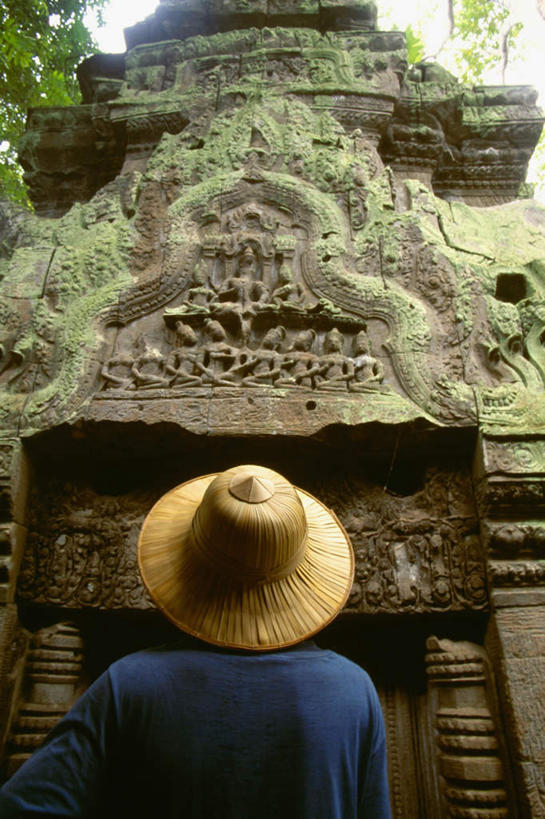 东方人,一个人,寺庙,站,竖图,室外,白天,仰视,旅游,度假,名胜古迹,森林,树林,植物,标志建筑,地标,建筑,帽子,雕塑,柬埔寨,亚洲,仅一个男性,仅一个人,服装,节日,遗迹,艺术,装饰,草帽,雕刻,雕像,燃烧,休闲装,黄种人,古迹,文化,文物,娱乐,建设,古建筑,树,树木,仅一个年轻男性,衣服,绿色,自然,香火,工艺品,庙宇,祈祷,站着,享受,休闲,健康,休闲服,旅游胜地,放松,许愿,宗教,服饰,东南亚,信仰,生长,成长,纪念,祈求,美术,主题,陈列,古文明,高棉,塔普伦寺,塔布茏寺,柬埔寨王国,功能,美学,吉蔑,平安,男人,男性,年轻男性,亚洲人,站立,半身,彩图,低角度拍摄,庙,寺