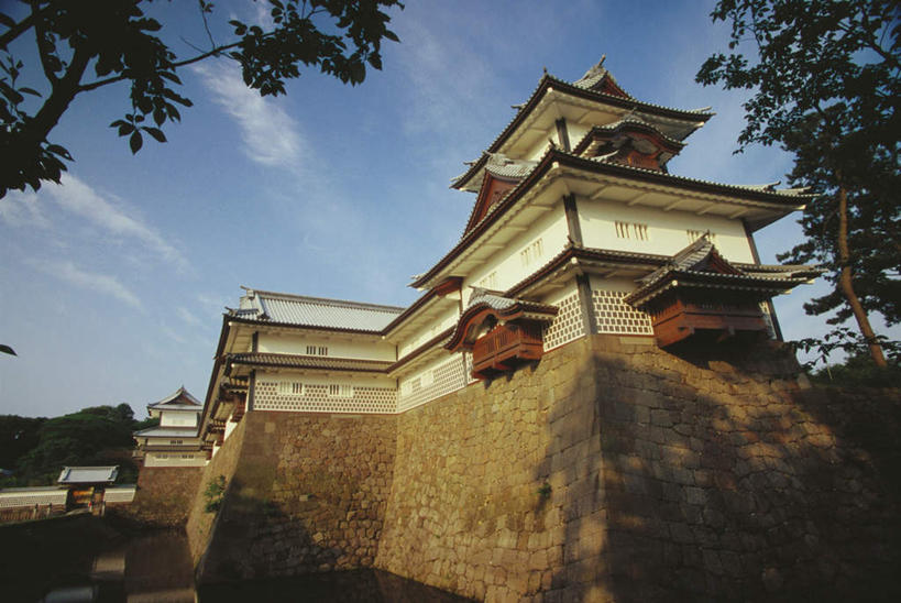 无人,横图,室外,白天,仰视,旅游,度假,石头,植物,标志建筑,地标,建筑,日本,亚洲,阴影,光线,石子,影子,堡垒,城堡,墙,云,云朵,云彩,娱乐,建设,墙壁,墙面,树,树木,蓝色,绿色,白云,蓝天,天空,阳光,自然,天,享受,休闲,旅游胜地,放松,生长,晴朗,成长,要塞,东亚,本州,本州岛,日本国,金沢,金沢市,石川,石川县,中部地方,县厅,设防,石块,晴空,彩图,低角度拍摄