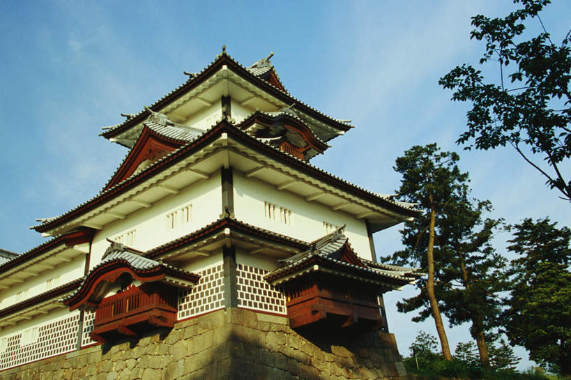 无人,横图,室外,白天,仰视,旅游,度假,石头,植物,标志建筑,地标,建筑,日本,亚洲,阴影,光线,石子,影子,堡垒,城堡,墙,云,云朵,云彩,娱乐,建设,墙壁,墙面,树,树木,蓝色,绿色,白云,蓝天,天空,阳光,自然,天,享受,休闲,旅游胜地,放松,生长,晴朗,成长,要塞,东亚,本州,本州岛,日本国,金沢,金沢市,石川,石川县,中部地方,县厅,设防,石块,晴空,彩图,低角度拍摄