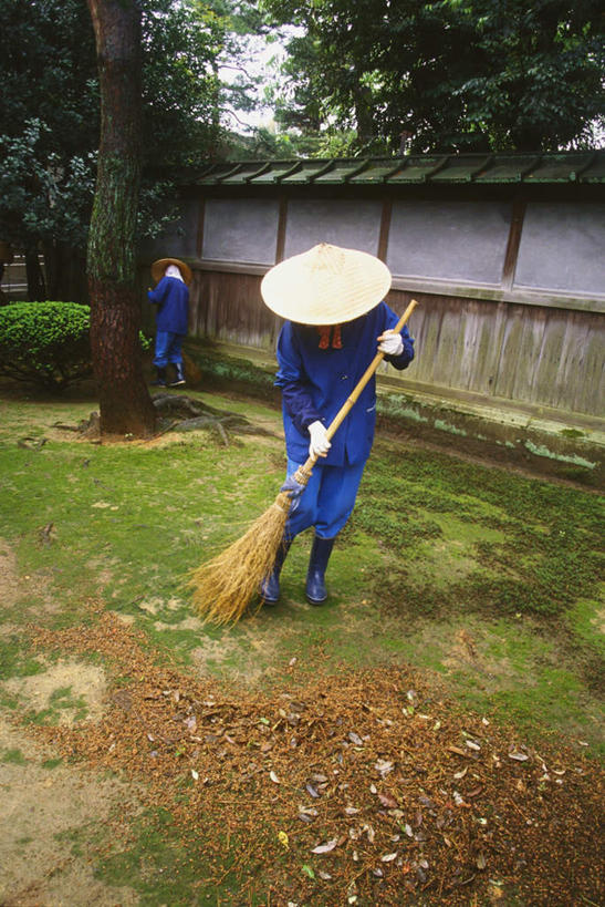 东方人,两个人,站,竖图,室外,白天,正面,工作服,制服,度假,安全,草地,草坪,美景,植物,城市风光,城市,帽子,叶子,日本,亚洲,握,草帽,工具,扫帚,墙,景观,枯叶,落叶,防护,拿,拿着,注视,黄种人,娱乐,墙壁,墙面,草,树,树木,蓝色,绿色,自然,手套,观察,看,清洁,站着,享受,休闲,景色,放松,握着,生长,成长,观看,保护,扫把,察看,卫生,关注,保洁,保险,东亚,笤帚,本州,本州岛,日本国,金沢,金沢市,石川,石川县,中部地方,兼六园,保全,周全,安稳,安定,防护手套,县厅,工作制服,平安,年轻女性,女人,女性,亚洲人,叶,叶片,站立,彩图,全身,工作套服