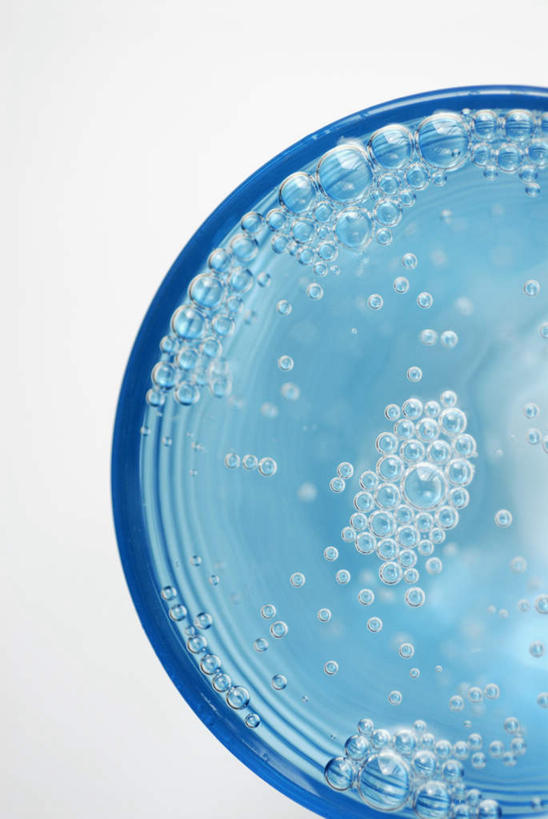 无人,竖图,俯视,室内,特写,白天,白色背景,水,餐桌,桌子,杯子,阴影,反射,液体,影子,饮用水,玻璃制品,一个,水杯,矿泉水,摄影,影棚,单个,餐台,苏打,蒸馏水,碳酸钠,化学物质,纯碱,碱面,玻璃杯,彩图,高角度拍摄,影棚拍摄,拍摄