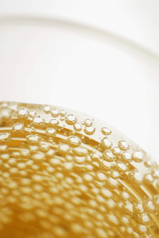 无人,竖图,俯视,室内,特写,白天,白色背景,水,餐桌,桌子,杯子,阴影,反射,液体,影子,饮用水,玻璃制品,一个,黄色,水杯,矿泉水,摄影,影棚,单个,餐台,苏打,蒸馏水,碳酸钠,化学物质,纯碱,碱面,玻璃杯,彩图,高角度拍摄,影棚拍摄,拍摄