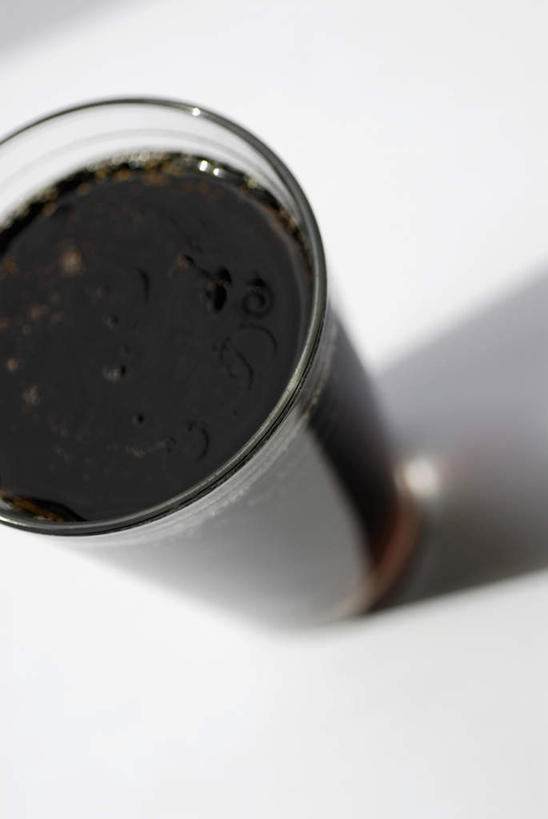 无人,竖图,俯视,室内,特写,白天,白色背景,餐桌,桌子,杯子,阴影,反射,影子,饮品,一杯,可乐,玻璃制品,饮料,一个,水杯,碳酸饮料,摄影,影棚,单个,餐台,可口,适口,玻璃杯,彩图,高角度拍摄,影棚拍摄,拍摄