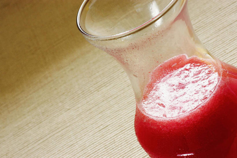 果汁,无人,横图,俯视,室内,特写,白天,餐桌,桌子,阴影,反射,影子,饮品,一杯,玻璃制品,饮料,一个,红色,玻璃瓶,瓶子,单个,餐台,可口,适口,彩图,高角度拍摄