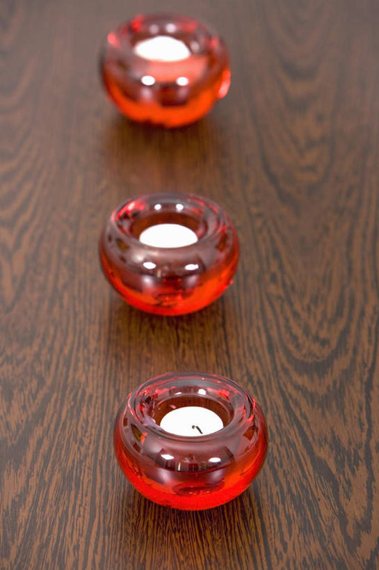 无人,竖图,俯视,室内,特写,白天,桌面,桌子,蜡烛,玻璃,一排,阴影,整齐,反射,光线,木制,火焰,影子,烛光,烛台,燃烧,玻璃制品,排列,三个,木制品,点燃,蜡烛架,队列,烛架,彩图,高角度拍摄