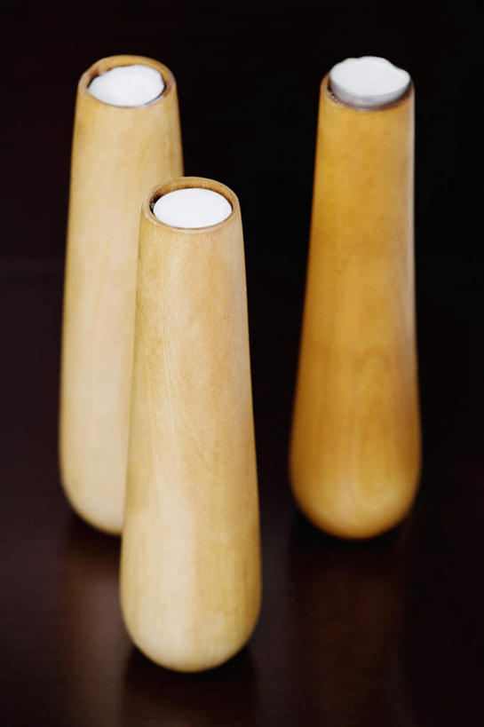 无人,竖图,俯视,室内,特写,白天,桌面,桌子,静物,阴影,反射,木制,影子,烛台,三个,木制品,蜡烛架,烛架,彩图,高角度拍摄