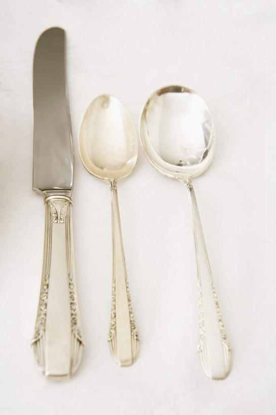 无人,竖图,俯视,室内,特写,白天,餐桌,桌子,静物,餐具,金属制品,阴影,反射,金属,工具,影子,勺子,刀具,餐巾,调羹,汤匙,刀,餐台,餐刀,保洁方巾,口布,彩图,高角度拍摄