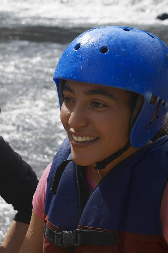 西方人,两个人,伙伴,朋友,坐,笑,微笑,露齿笑,竖图,室外,白天,正面,旅游,度假,友谊,河流,美景,水,帽子,欧洲,欧洲人,服装,救生衣,头盔,河水,景观,水流,注视,休闲装,娱乐,衣服,自然,安全帽,观察,看,享受,休闲,休闲服,景色,放松,服饰,观看,察看,关注,自然风光,浮水衣,友情,年轻女性,女人,女性,白种人,坐着,半身,彩图