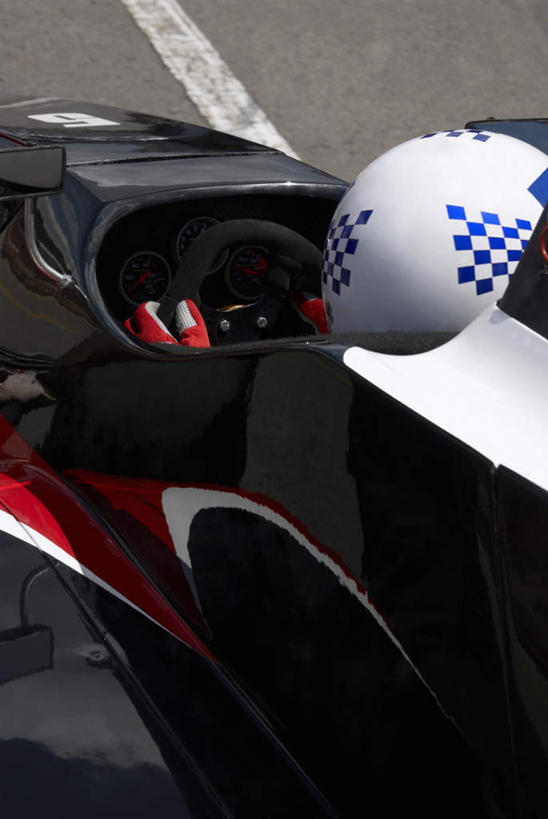 西方人,一个人,运动员,坐,竖图,室外,白天,运动服,道路,路,公路,汽车,赛车,帽子,欧洲,欧洲人,仅一个男性,仅一个人,服装,头盔,分界线,停车线,交通,注视,车,仅一个年轻男性,背面,衣服,安全帽,交通工具,观察,看,服饰,观看,车行道,车行道分界线,察看,衣着,穿着,关注,载具,标线,卡丁车,车行线,衣饰,微型汽车,微型赛车,男人,男性,年轻男性,白种人,马路,体育运动员,运动选手,坐着,半身,彩图,运动装