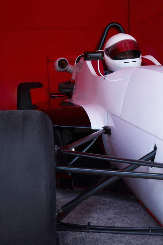 西方人,一个人,运动员,坐,竖图,室外,白天,正面,汽车,赛车,帽子,欧洲,欧洲人,仅一个男性,仅一个人,一辆,头盔,注视,车,仅一个年轻男性,黑色,安全帽,轮胎,交通工具,观察,看,橡胶,观看,察看,关注,载具,橡胶制品,卡丁车,车胎,微型汽车,微型赛车,男人,男性,年轻男性,白种人,体育运动员,运动选手,坐着,半身,彩图,外胎