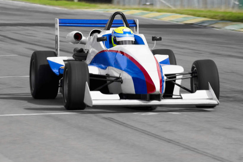 西方人,一个人,运动员,坐,横图,室外,白天,正面,道路,路,公路,汽车,赛车,帽子,欧洲,欧洲人,仅一个男性,仅一个人,一辆,阴影,光线,头盔,影子,交通,注视,车,仅一个年轻男性,黑色,阳光,安全帽,轮胎,交通工具,观察,看,橡胶,观看,察看,关注,载具,橡胶制品,卡丁车,车胎,微型汽车,微型赛车,男人,男性,年轻男性,白种人,马路,体育运动员,运动选手,坐着,半身,彩图,外胎