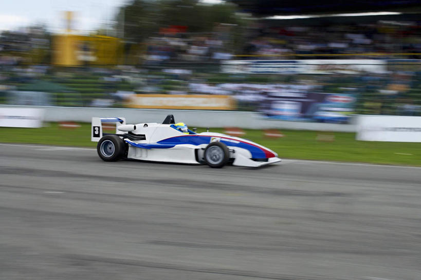 西方人,一个人,运动员,体育馆,运动场,坐,横图,室外,白天,侧面,草地,草坪,植物,汽车,赛车,帽子,欧洲,欧洲人,仅一个男性,仅一个人,一辆,朦胧,模糊,头盔,注视,体育场,车,草,仅一个年轻男性,绿色,黑色,安全帽,轮胎,交通工具,观察,看,橡胶,观看,察看,关注,载具,橡胶制品,卡丁车,车胎,运动馆,微型汽车,微型赛车,男人,男性,年轻男性,白种人,体育运动员,运动选手,坐着,彩图,全身,外胎