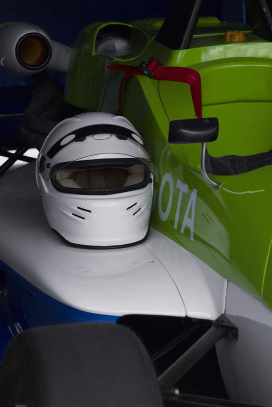 无人,竖图,室内,特写,白天,正面,汽车,赛车,静物,帽子,英文,标志,头盔,文字,字符,字母,标识,车,一个,白色,安全帽,交通工具,单个,英文字母,载具,卡丁车,微型汽车,微型赛车,彩图