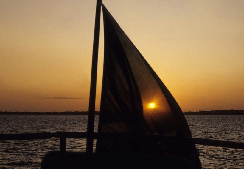 帆船,无人,横图,室外,白天,正面,旅游,度假,海浪,海洋,美景,日落,船,非洲,坦桑尼亚,阴影,光线,影子,景观,浪花,水平线,晚霞,霞光,落日,辽阔,海平线,背光,娱乐,倒影,阳光,自然,海水,黄昏,交通工具,享受,休闲,广阔,景色,彩霞,放松,一望无际,倒映,自然风光,载具,逆光,海景,东非,桑给巴尔,坦桑尼亚联合共和国,占吉巴,无边无际,一马平川,夕照,反照,奔巴岛,大海,风浪,海,海水的波动,近岸浪,涌浪,夕阳,彩图,水天相接,水天一线,斜阳