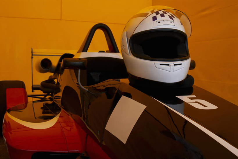 无人,横图,室内,特写,白天,正面,汽车,赛车,静物,帽子,一辆,标志,数字,头盔,文字,字符,标识,车,一个,白色,安全帽,交通工具,阿拉伯数字,单个,载具,卡丁车,微型汽车,微型赛车,彩图