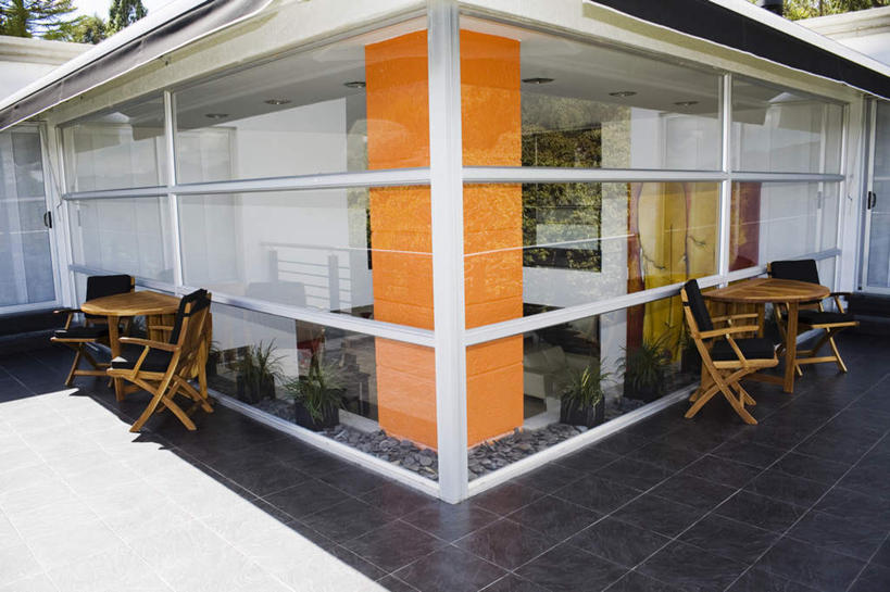 无人,家,横图,室外,白天,正面,植物,别墅,窗户,家具,落地窗,装修,桌面,桌子,建筑,椅子,欧式,装饰,木制,瓷砖,地砖,盆栽,房屋,木椅,庭院,屋子,公寓,盆景,地面,豪华,建设,现代,装潢,洋房,楼房,玻璃窗,住宅,绿色,自然,木制品,室内装潢,生长,成长,样板房,天井,明亮,舒适,家居装潢,房屋设计,地中海风格,古典风格,简约风格,室内设计,宽敞,样板房装潢,设计,彩图,房子