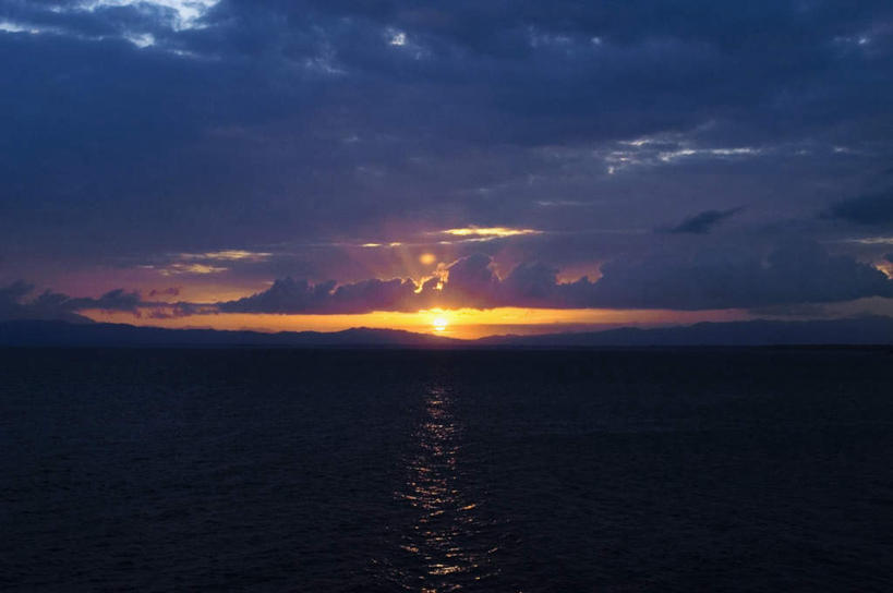 无人,横图,室外,白天,正面,旅游,度假,海浪,海洋,石头,美景,日落,山,山脉,印度尼西亚,印尼,巴布亚新几内亚,亚洲,阴影,光线,石子,影子,景观,浪花,山顶,山峰,晚霞,霞光,落日,山峦,背光,娱乐,倒影,阳光,自然,海水,黄昏,群山,享受,休闲,景色,彩霞,放松,东南亚,倒映,米尔恩湾,自然风光,大洋洲,逆光,海景,沉积岩,印度尼西亚共和国,颠峰,极峰,夕照,反照,新几内亚,新几内亚岛,巴布亚新几内亚独立国,水成岩,伊里安岛,大海,风浪,海,海水的波动,近岸浪,石块,岩石,涌浪,夕阳,彩图,斜阳