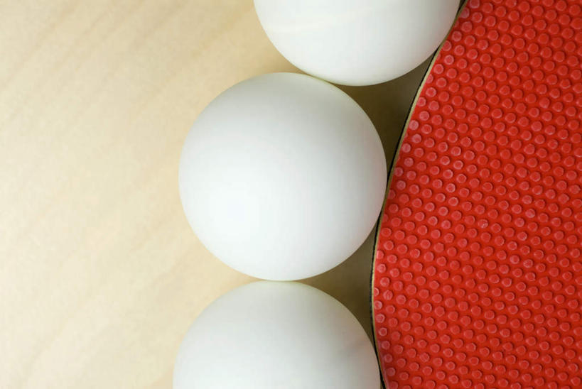 无人,横图,俯视,室外,特写,白天,桌面,桌子,静物,一排,整齐,木制,乒乓球拍,乒乓球装备,球拍,运动器械,排列,三个,红色,白色,木制品,健身器械,队列,健身器材,乒乓球球拍,乒乓球,乒乓球运动,彩图,高角度拍摄,运动器材