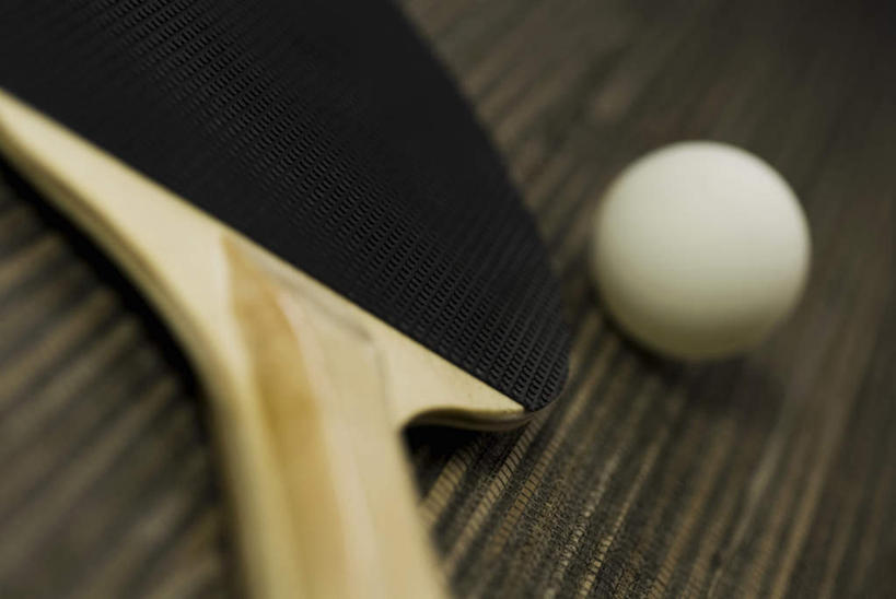 无人,横图,俯视,室外,特写,白天,桌面,桌子,静物,阴影,反射,木制,影子,乒乓球拍,乒乓球装备,球拍,运动器械,白色,黑色,木制品,健身器械,健身器材,乒乓球球拍,乒乓球,乒乓球运动,彩图,高角度拍摄,运动器材